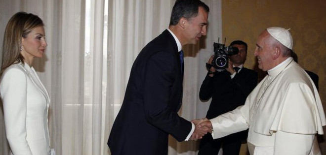 Felipe VI y Letizia llegan al Vaticano para ser recibidos por el papa Francisco