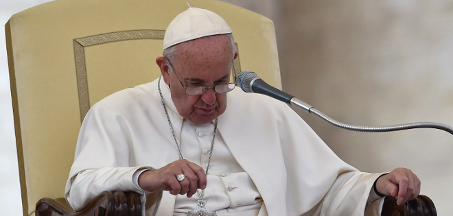 El papa pide perdón por escándalos que involucran a Iglesia en Roma y Vaticano