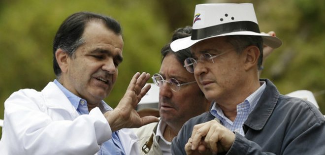 El inesperado intercambio en Twitter entre Uribe y Santos