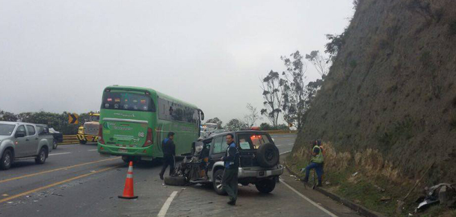 Accidente en vía Alóag Santo Domingo deja 4 heridos, según ECU 911