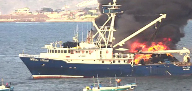 Barco se incendia frente al puerto de Manta