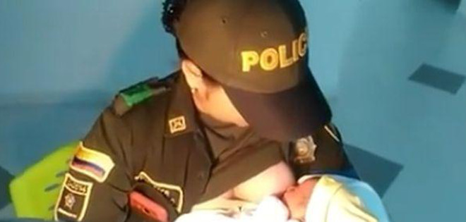 Policía dio de lactar a bebé abandonada para que no muera