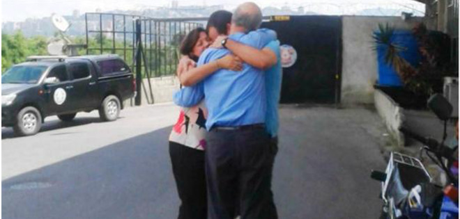 Venezuela: liberan a un opositor detenido 121 días por colaborar en la validación de firmas para el revocatorio