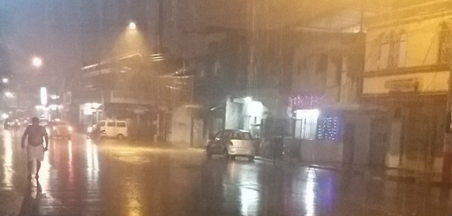 Primera lluvia del año cae con fuerza en Guayaquil