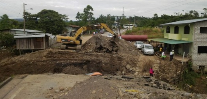 Restringen tránsito vehicular en vía Tena-Loreto-Coca por colapso de alcantarilla