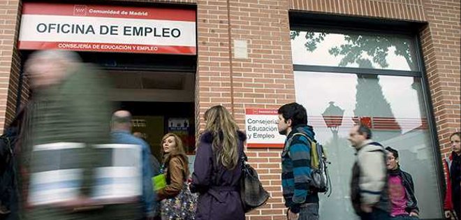 Tasa de desempleo en España baja un 25,98% al reducirse 72.800 personas