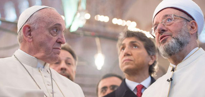 El papa se reúne con refugiados de Siria e Irak antes de partir de Estambul