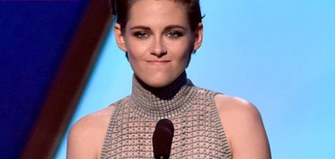 Kristen Stewart muestra su busto por accidente en gala