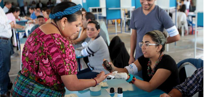 Guatemala cierra urnas con esperanza de ahuyentar fantasma de la corrupción