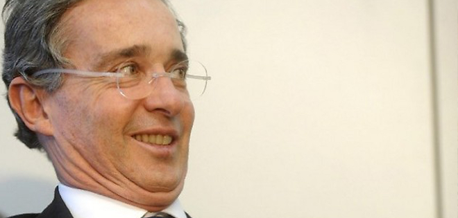 Fiscalía de Colombia pide investigar si Uribe tuvo nexos con paramilitares