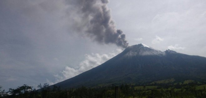 Tungurahua incrementa actividad con emisión constante de ceniza