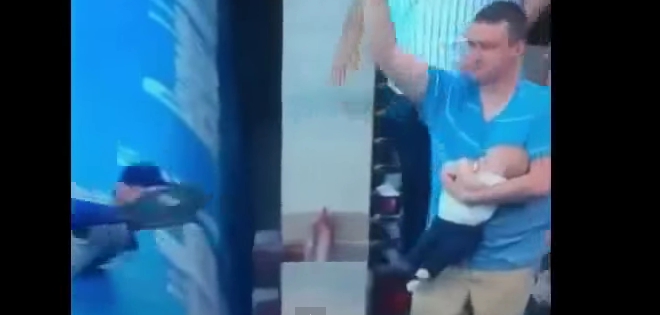 (VIDEO) Hombre atrapó una pelota con una sola mano mientras sostenía a un bebé