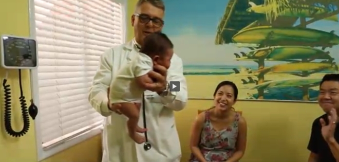 Doctor enseña técnica para calmar el llanto de un recién nacido