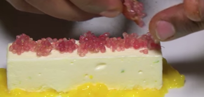 (VIDEO) El caviar que sale de una fruta