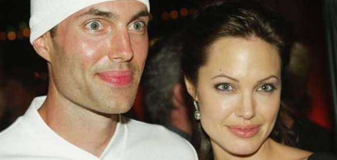 Revelan por qué Angelina Jolie besó a su hermano en la boca varias veces