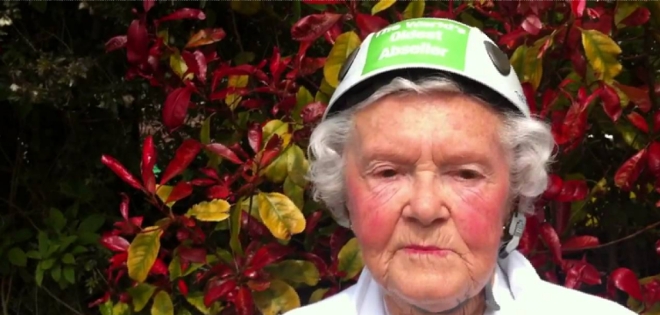 Doris Long la increíble anciana que hace rapel de gran altura y dona todo a la caridad