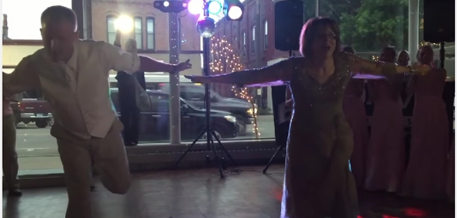 Novio y su madre sorprenden con espectacular duelo de baile