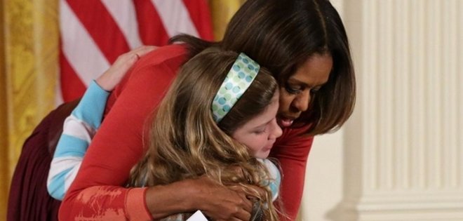 Niña entrega a Michelle Obama el currículum de su padre desempleado