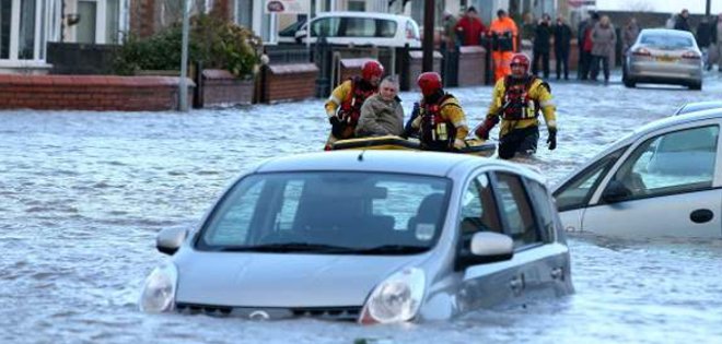 Huracán Xaver golpea a Escocia y Alemania se prepara para la tormenta