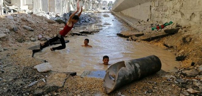 Convierten en Siria un cráter de misil en piscina