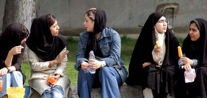 Las mujeres en Irán corren el riesgo de convertirse en &quot;máquinas de procrear&quot; (AI)