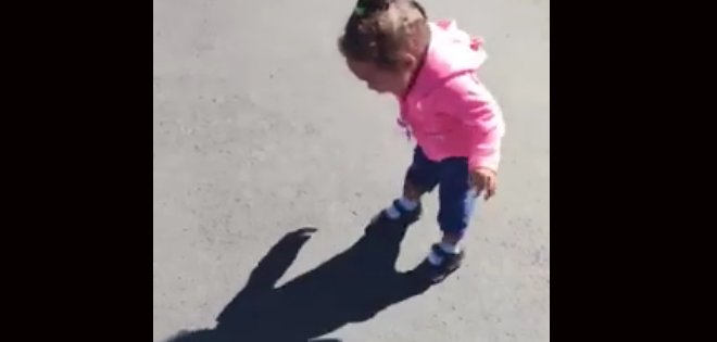 El viral video de la niña que se asusta con su sombra