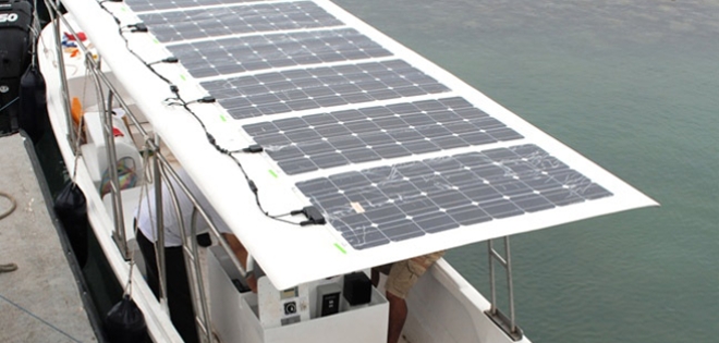 Galápagos cuenta con la primera lancha impulsada con energía solar