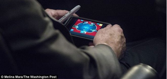 Senador jugaba póquer en su celular durante debate sobre Siria