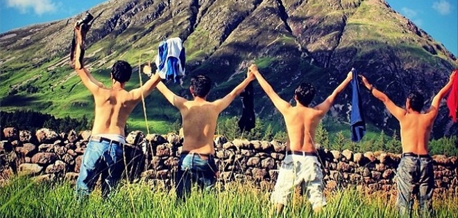 El &quot;Topless tour”, moda sobre desnudez que destrona a la &#039;selfie&#039;