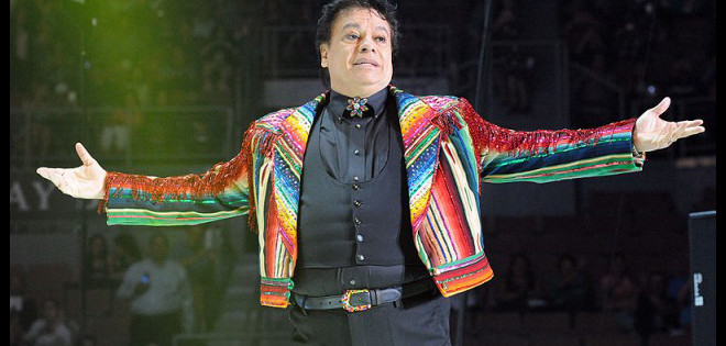 Juan Gabriel sigue hospitalizado y pospone su gira de conciertos indefinidamente