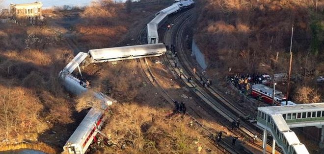 Se descarrila tren en Nueva York y al menos deja 4 muertos