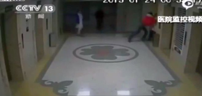 China: una pelea en un hospital terminó con caída mortal en ascensor