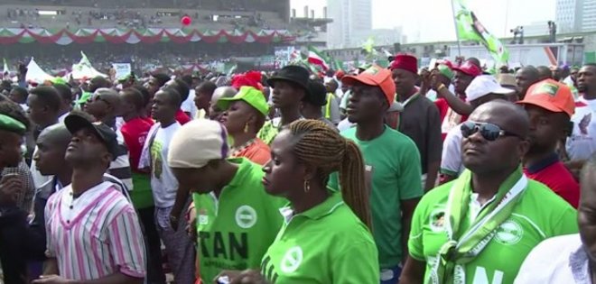 Nigerianos y oposición ven el retraso electoral como un revés democrático