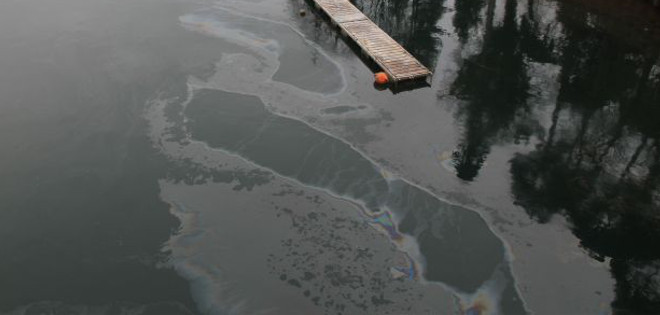 Suspenden el servicio de agua en Guayaquil por mancha de aceite en río Daule