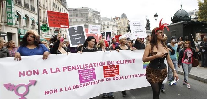 Trabajadoras sexuales protestan en París contra multas a sus clientes