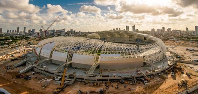 Obrero muere al caer del estadio mundialista brasileño de Manaos