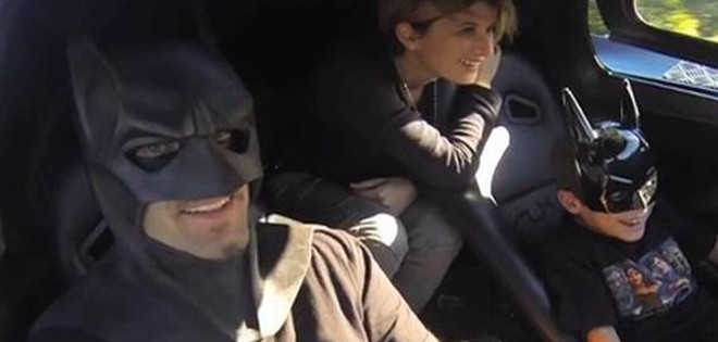 Construyó un batimóvil para pasear a niños con enfermedades terminales