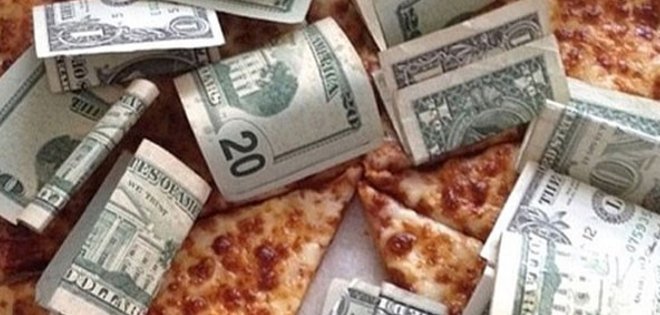 Un año de pizza y alitas gratis por devolver 1.300 dólares a un repartidor