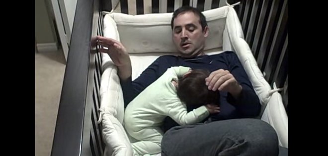 Video: tierna bebé se aferra a su padre