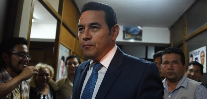 Excomediante Jimmy Morales lidera masiva elección presidencial en Guatemala