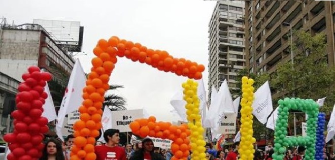 Miles de chilenos participan en marcha por respeto a la diversidad sexual