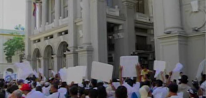 Desalojados de Monte Sinaí se movilizaron para pedir ayuda a la Alcaldía de Guayaquil