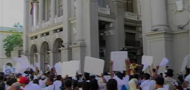Desalojados de Monte Sinaí se movilizaron para pedir ayuda a la Alcaldía de Guayaquil