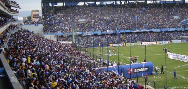 Cómo cantarle a Emelec, las 5 canciones más emblemáticas del 'Bombillo'