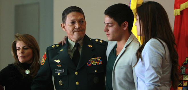 General colombiano que fue secuestrado por las FARC pide la baja del Ejército