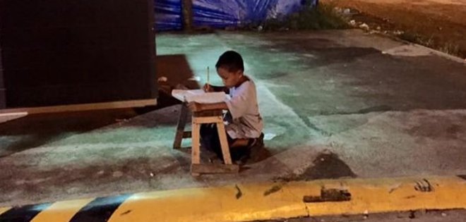La foto de un niño que estudia todos los días en la calle conmueve en redes