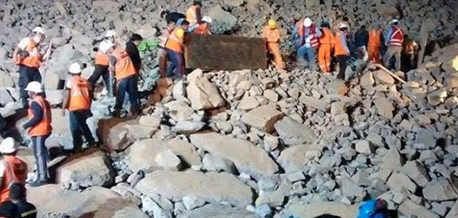 Asciende a 11 el número de muertos en camioneta sepultada por un alud en Lima