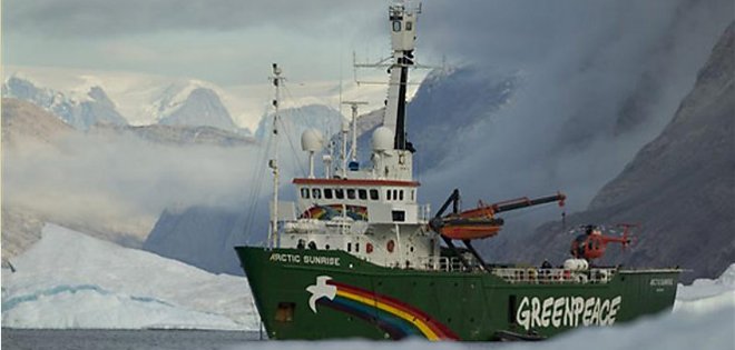 Rompehielos de Greenpeace entra en ruta ártica sin permiso de Rusia
