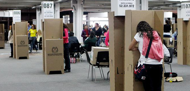 Colombianos votan en calma para elegir presidente y futuro de proceso de paz