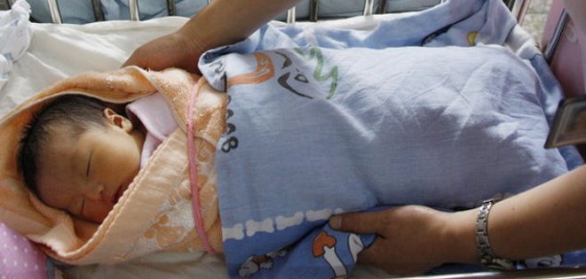 Un bebé abandonado sobrevive ocho días enterrado en China